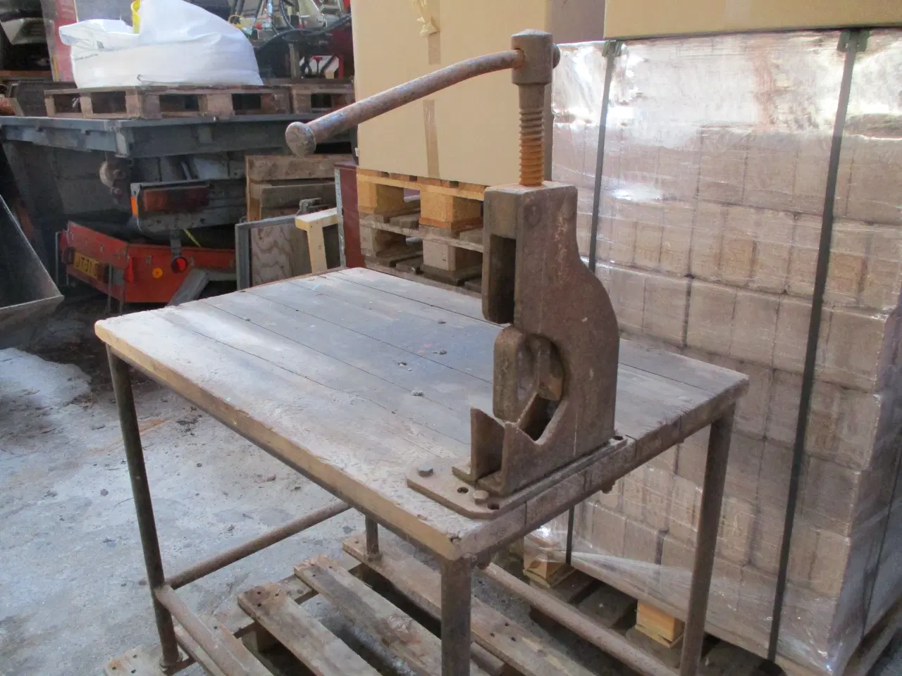 Billede 3 - Bord med kraftig rørskruestik