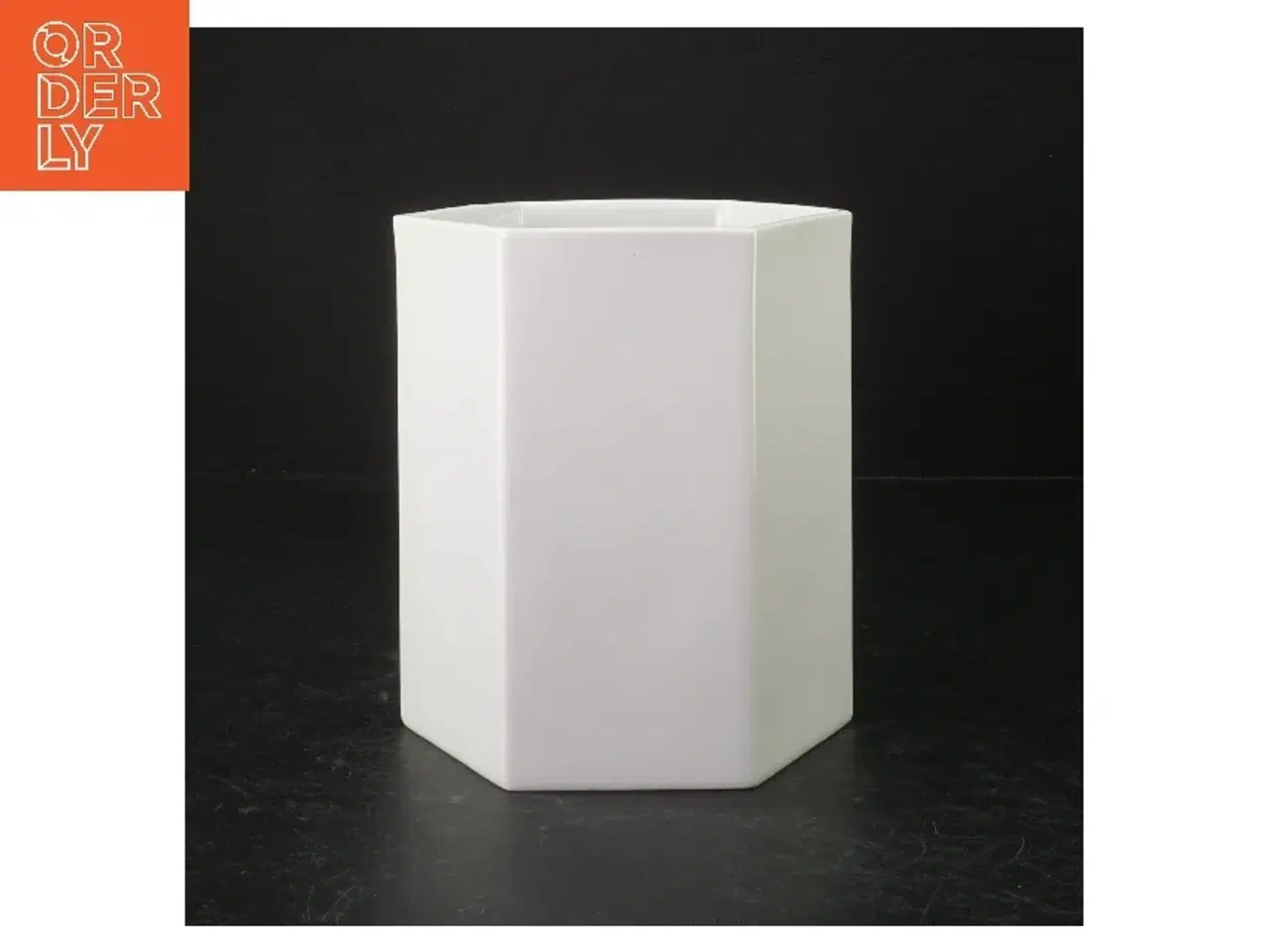 Billede 1 - Hvid sekskantet keramik vase (str. H. 15,5 cm ø. 13,5 cm)