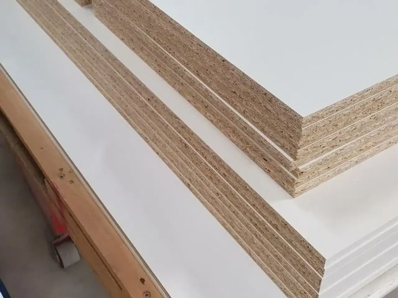 Billede 2 - 4 stk. usamlet højskabe H: 195,2 x B: 60 x D: 34,0 med låge og 16 hylder