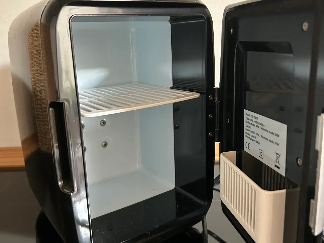 Billede 2 - Mini-køleskab, som er lige til at tage med