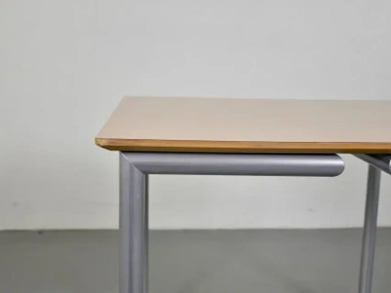 Billede 9 - Randers radius kantinebord med birkelaminat og stoleophæng