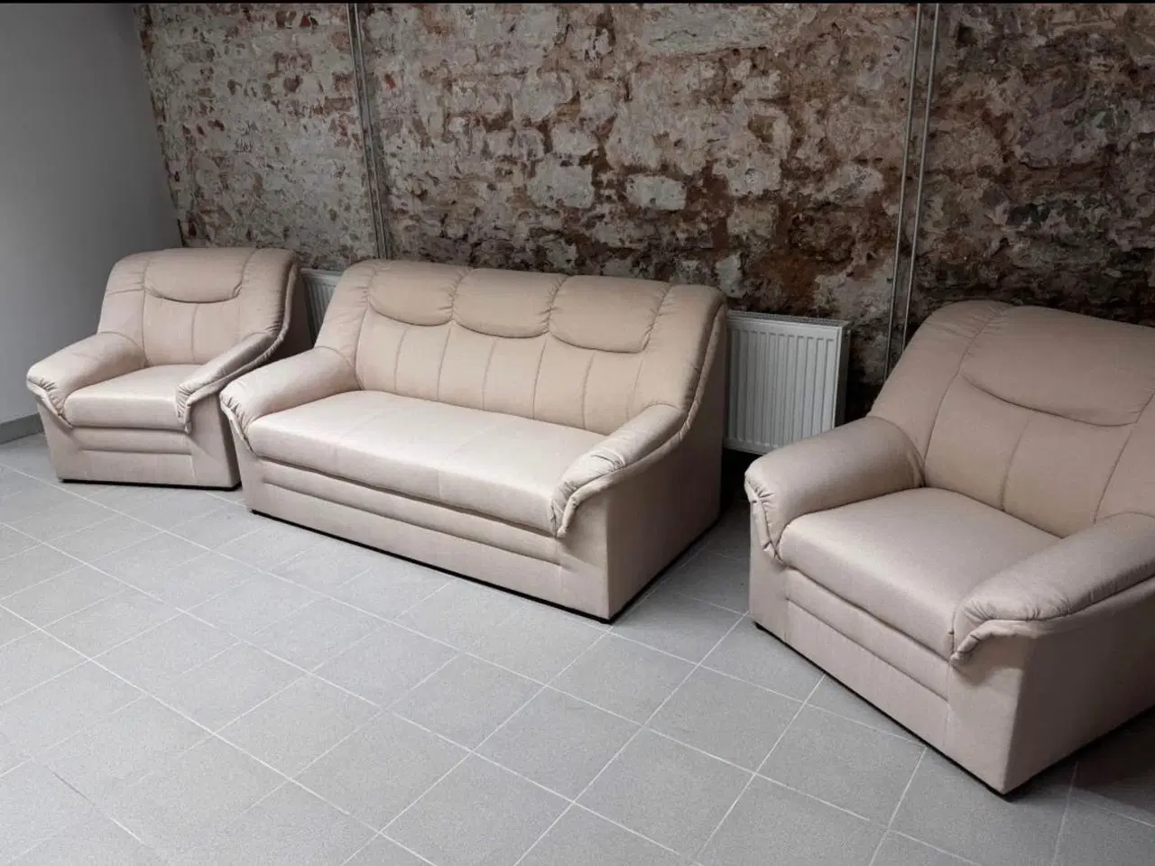 Billede 1 - Sofasæt 3+1+1 i lys beige kunstlæder