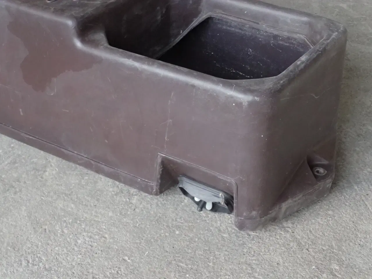 Billede 4 - Vandtrug 70 liter med svømmer.                 