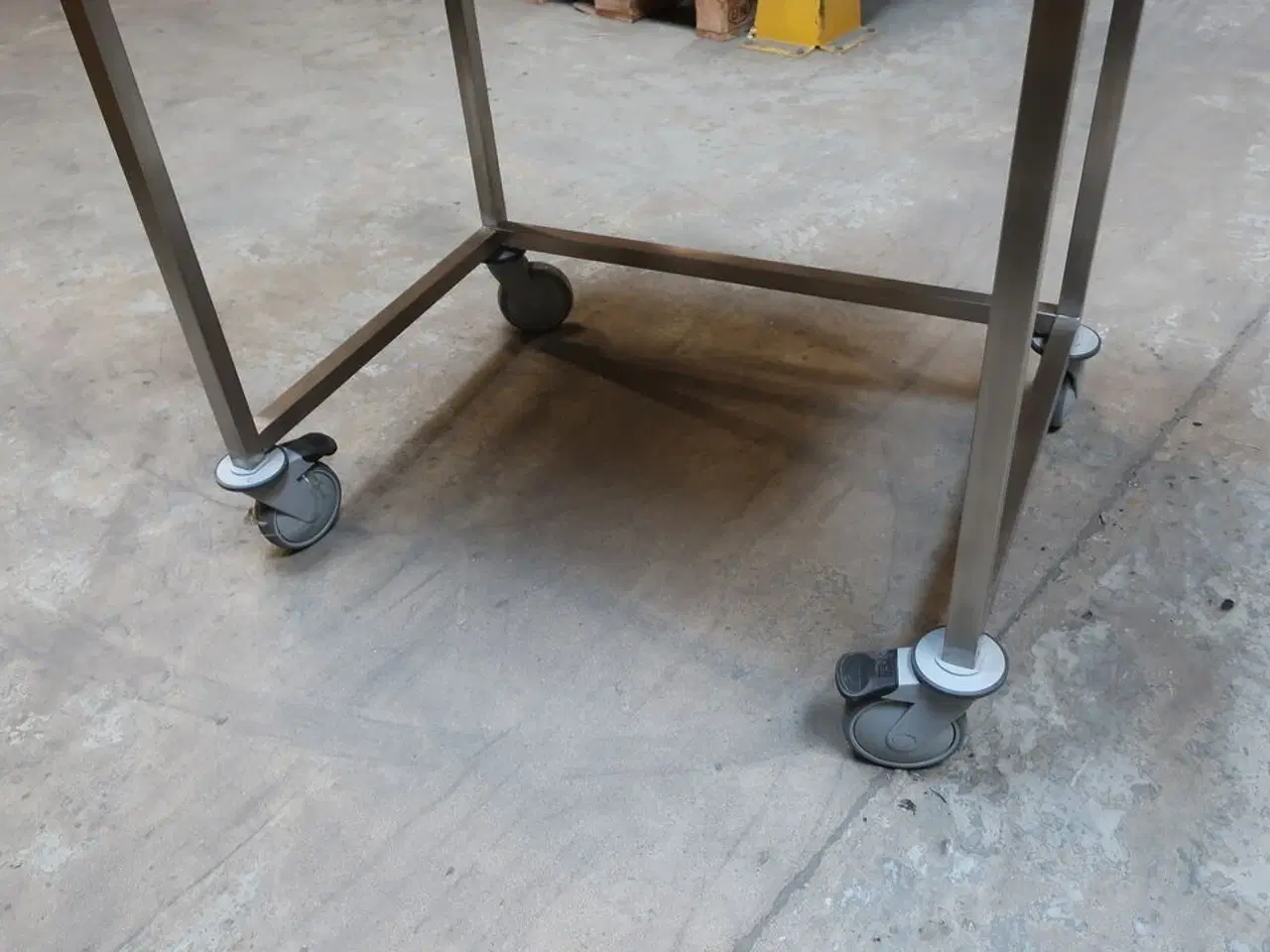 Billede 3 - Arbejdsbord m/hjul B1000 x D700 x H900 mm