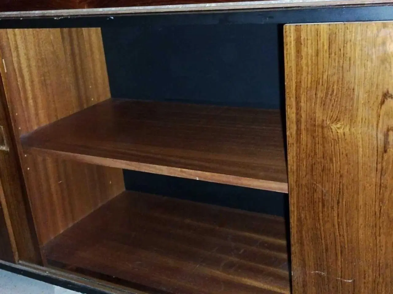 Billede 3 - Skøn palisander skænk med skydelåger og på hjul.