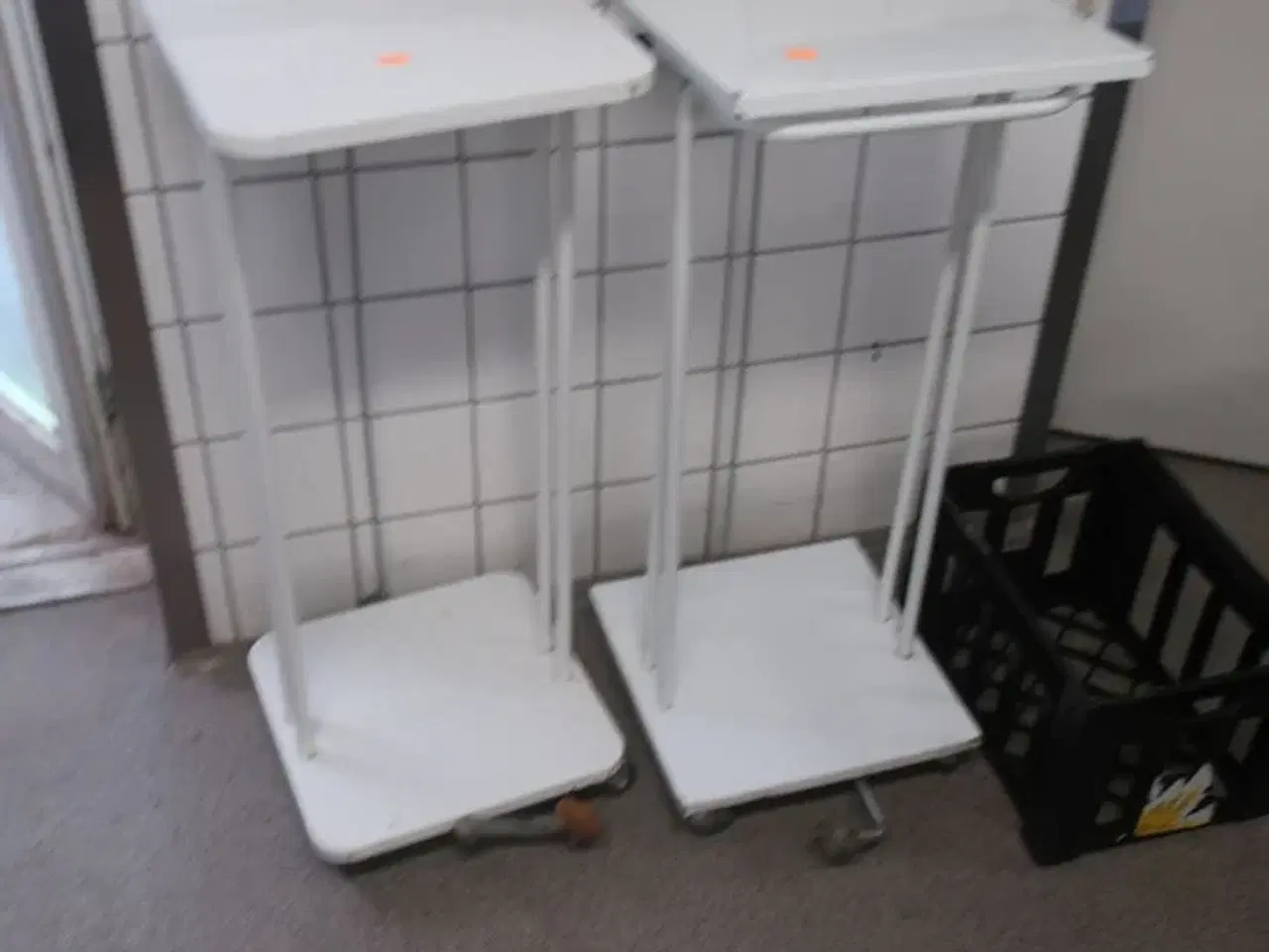 Billede 1 - 2 stk. skraldestativer samt whiteboard