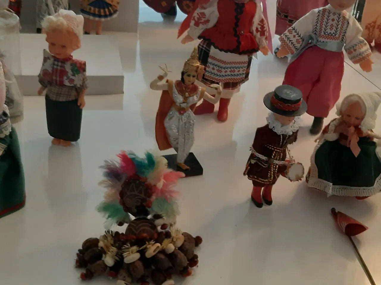 Billede 1 - 22 dukker i forskellige national dragter