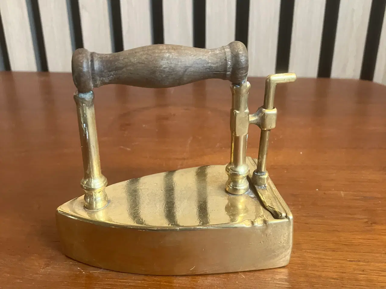 Billede 3 - Antikt strygejern i messing med håndtag af træ.
