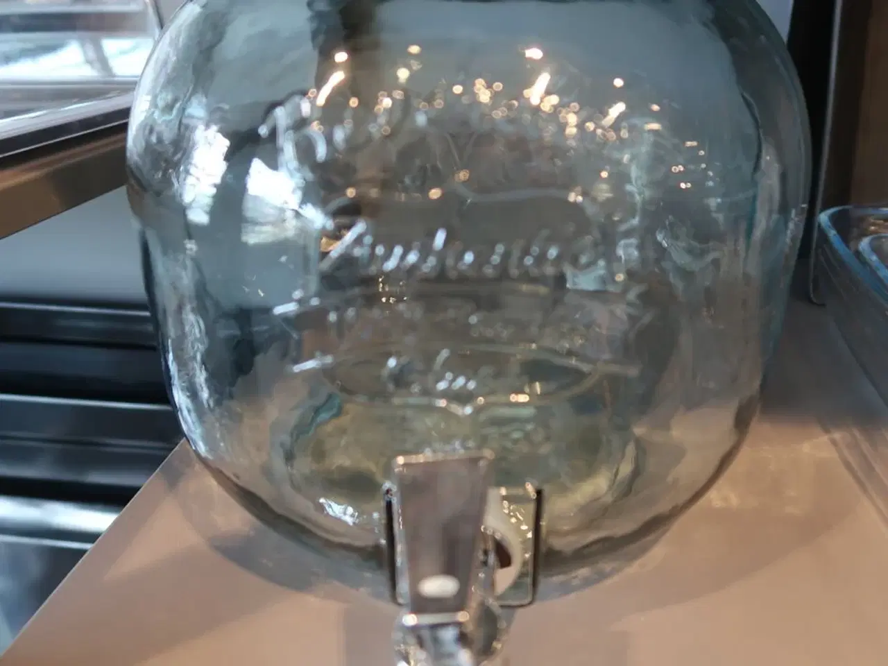 Billede 5 - Dispensere med taphane, tallerkener og fade