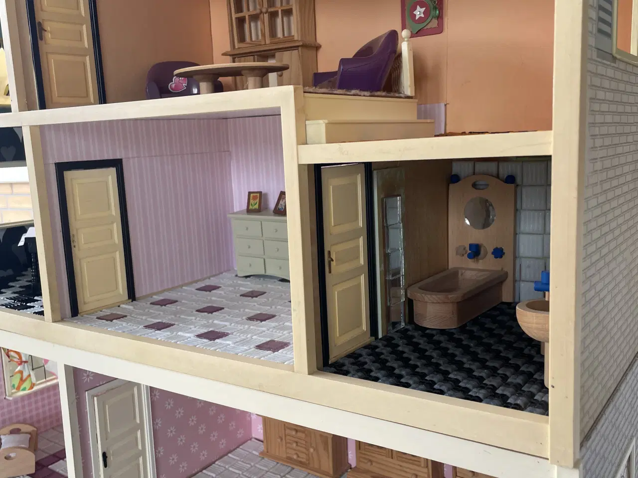 Billede 8 - Lumbydukkehus m. 4 etager ink. møbler 