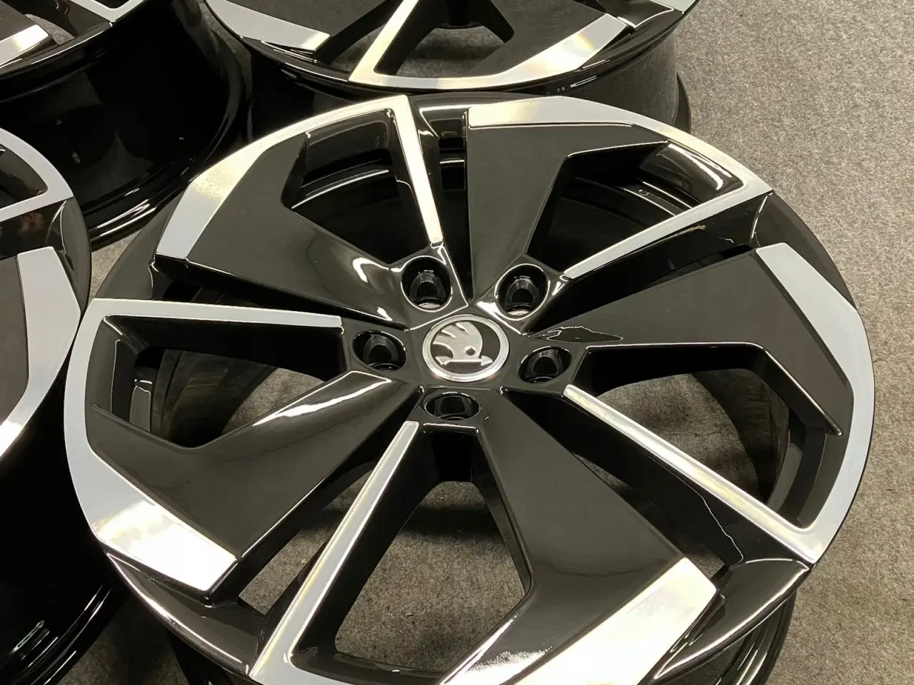 Billede 4 - ALUFÆLGE SKODA OCTAVIA IV RS 5E3 18"