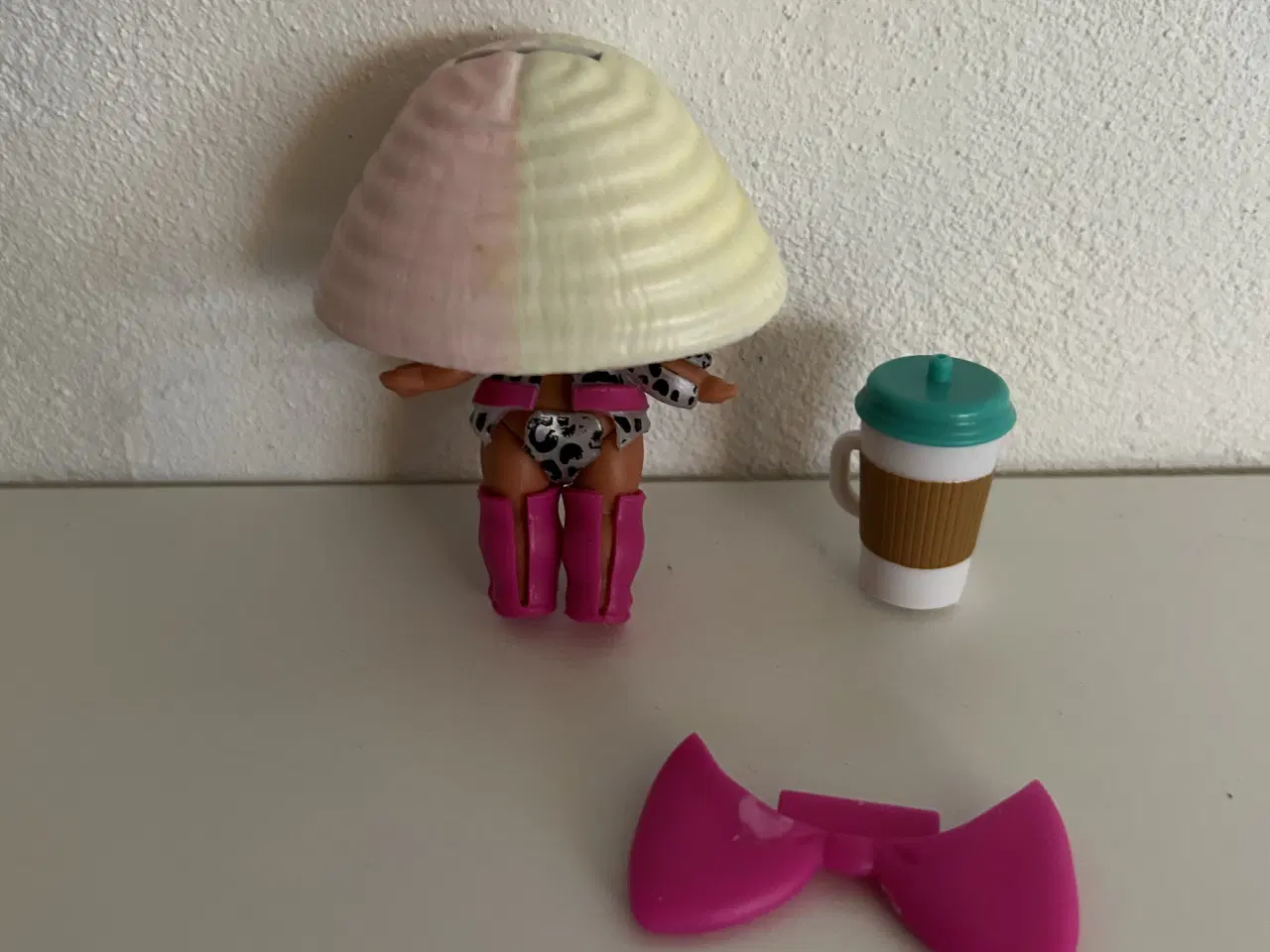 Billede 2 - L.O.L figur med tilbehør