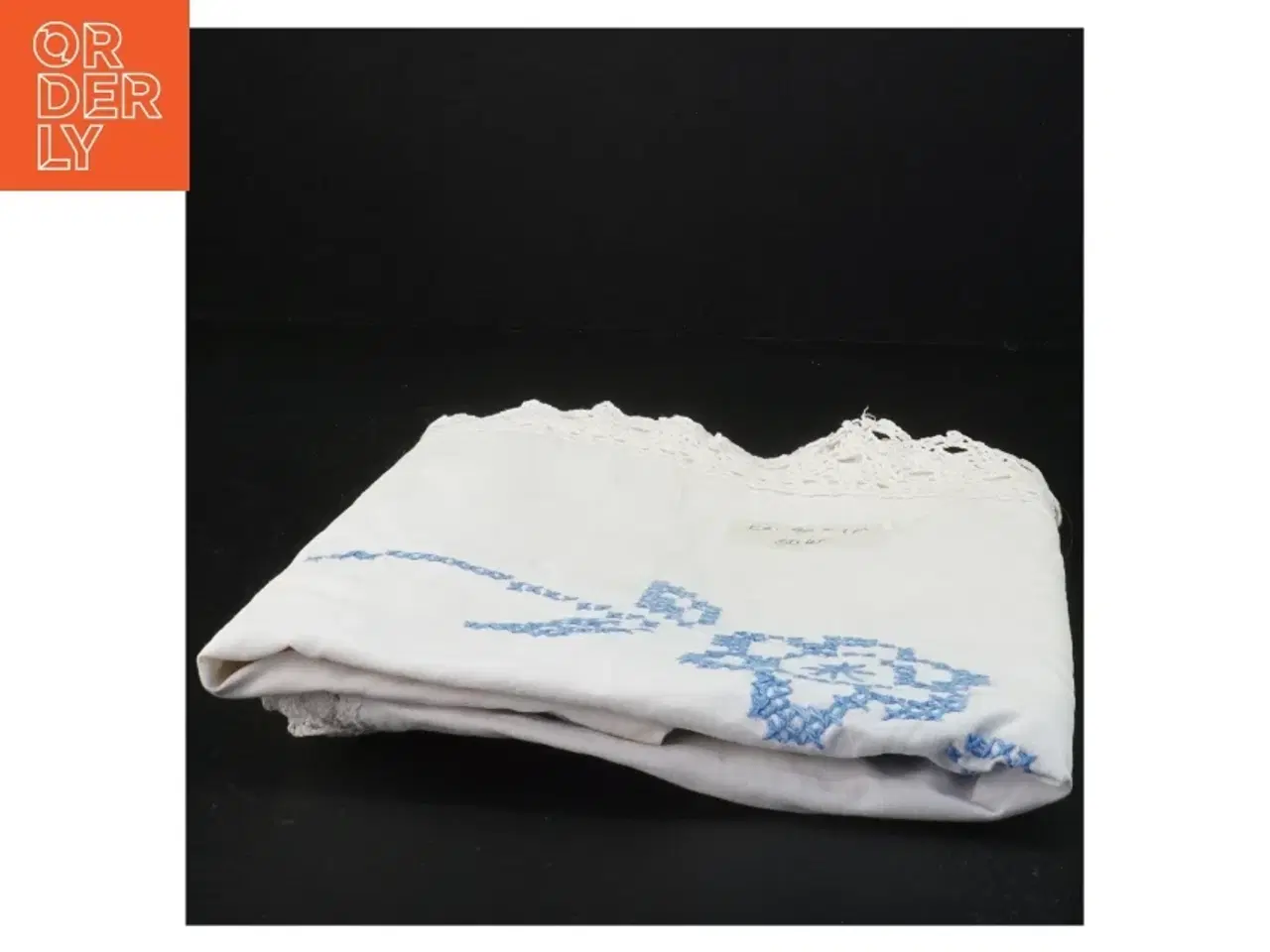 Billede 2 - Broderet dug med blonder (str. 104 x 92 cm)