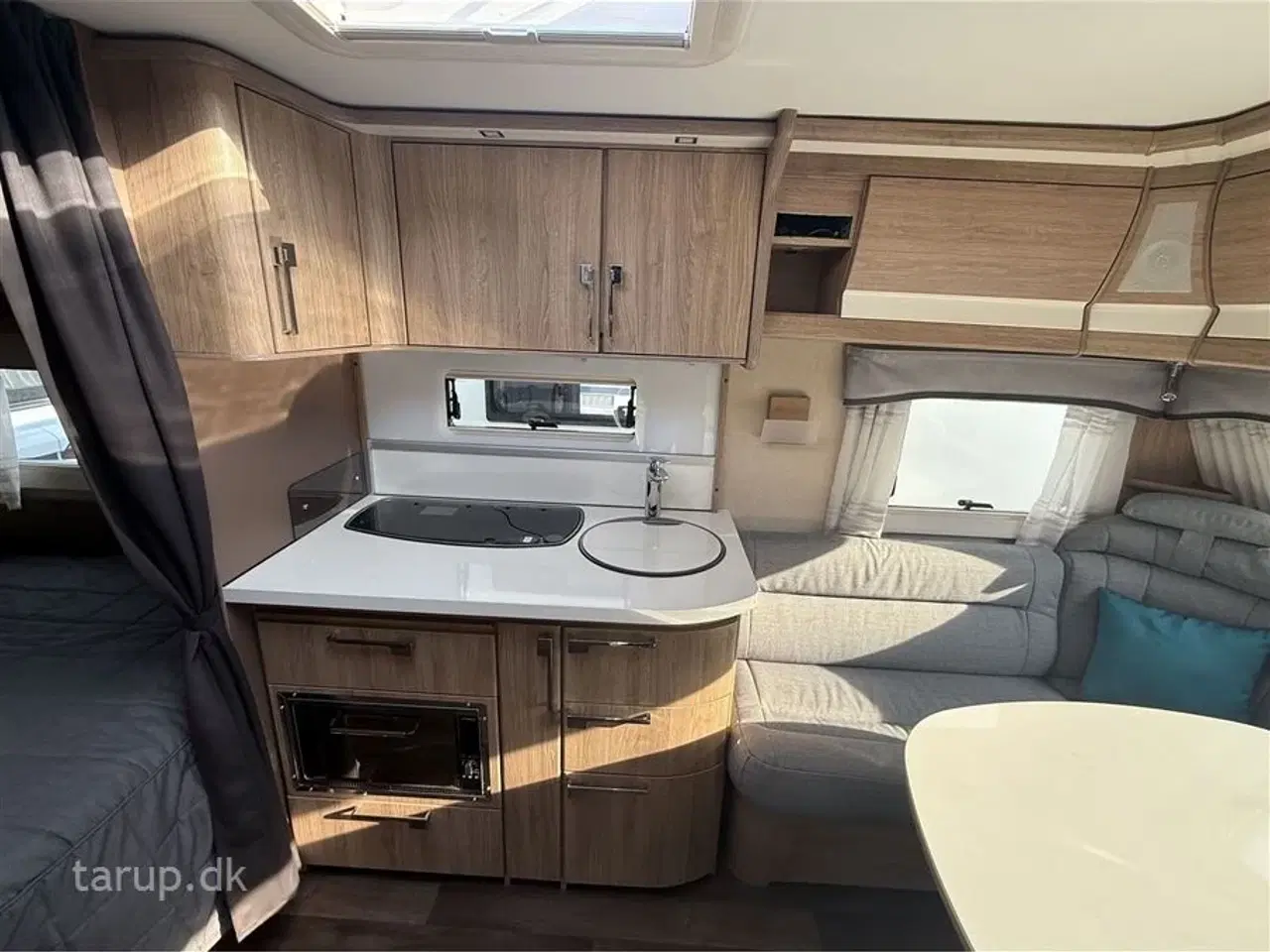 Billede 8 - 2019 - Kabe Briljant 470 XL KS   Isabella Capri Coal - Inkl annex, mover - Thule fast markise - Gasbageovn, Stort tagluge, stort køleskab.