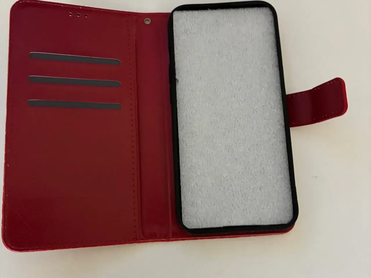 Billede 1 - Rød Flipcover til Iphone 16e - Helt ny