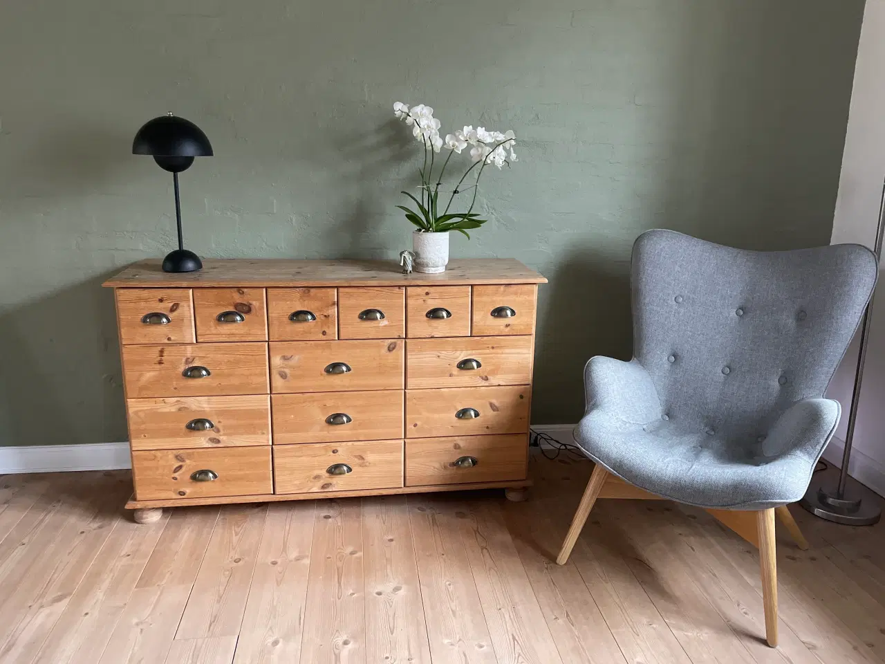 Billede 1 - Rummelig købmandsdisk 