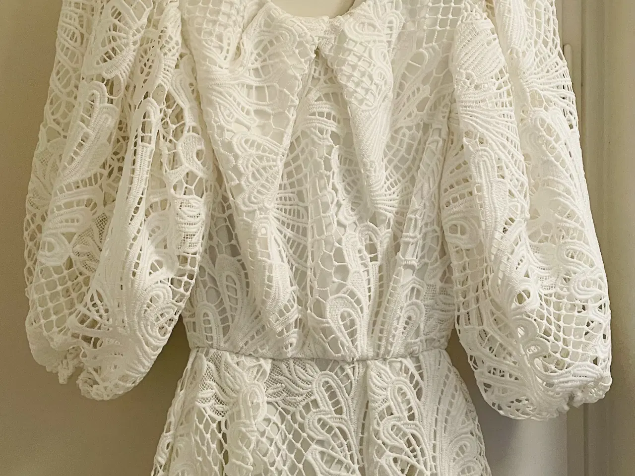 Billede 2 - Smuk kjole i tykke blonder ~ Brudekjole