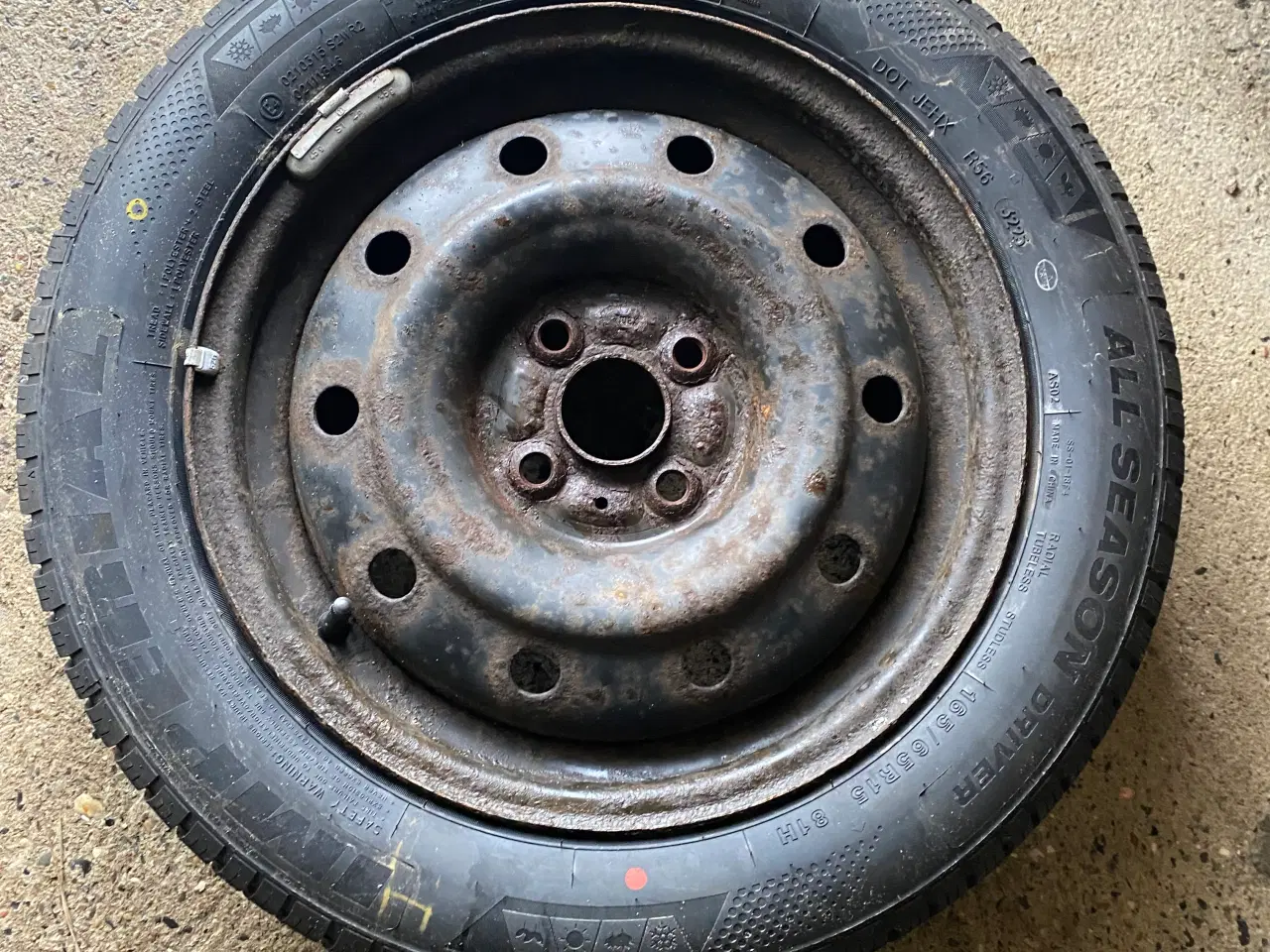 Billede 3 - Nye helårsdæk på brugt fælg