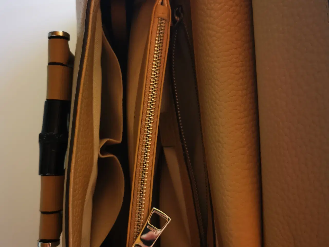 Billede 2 - Sælger en Gucci håndtaske i beige farve. Tasken er