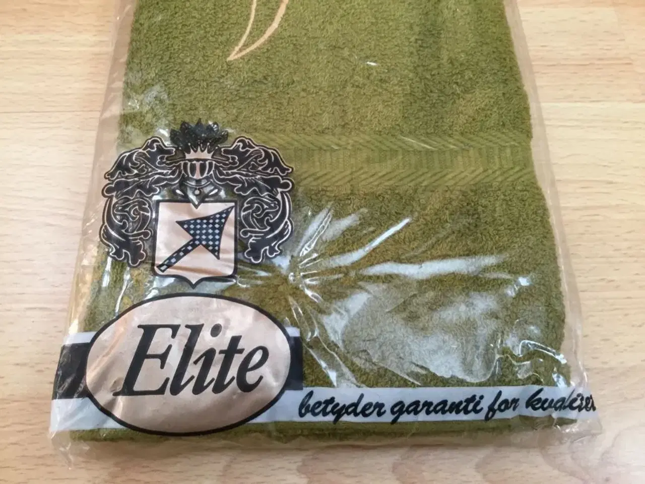 Billede 3 - 2 *Nye* Elite Håndklæder med bogstav V