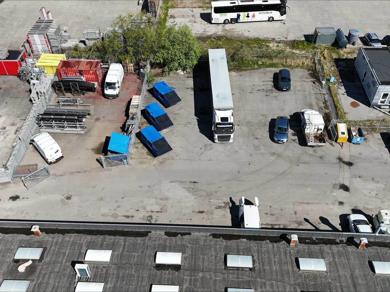 Billede 1 - Stort udendørsareal til parkering og/eller opbevaring