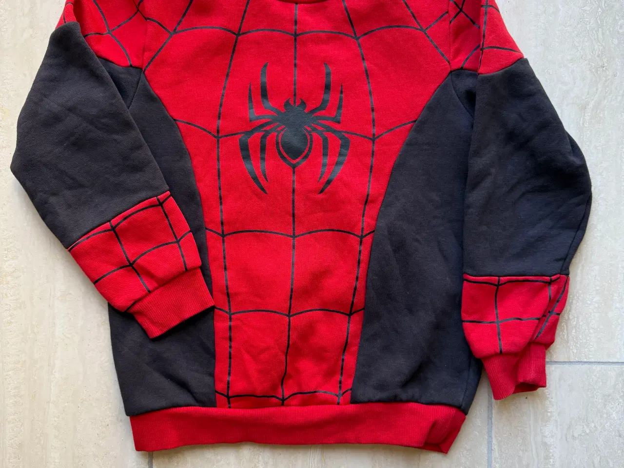 Billede 2 - Spiderman udklædning, sweatshirtsæt, str. 122
