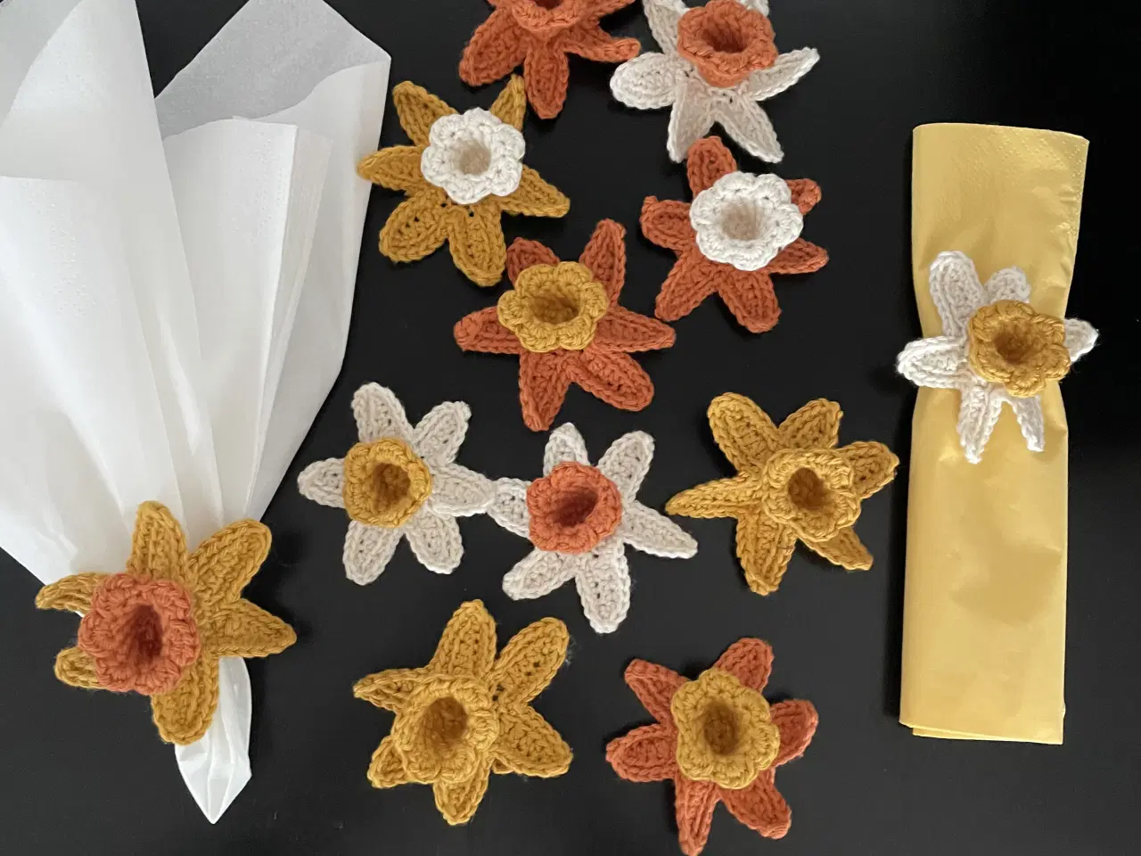 Billede 1 - Påskeliljer som setvietring eller pynt til bordet