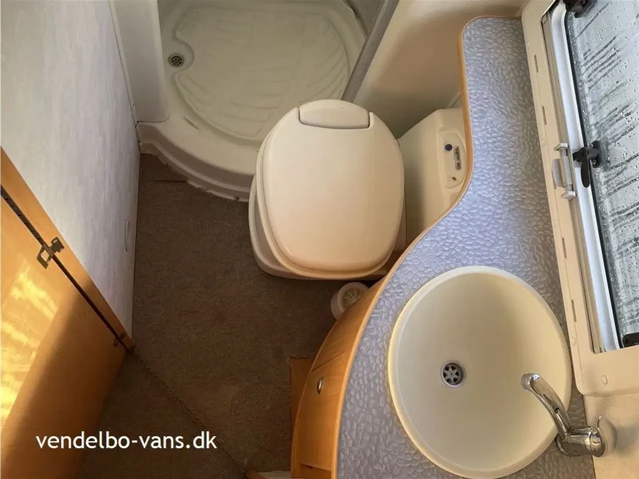 Billede 5 - 2005 - Chausson Welcome 85   Delintegreret autocamper med en populær indretning