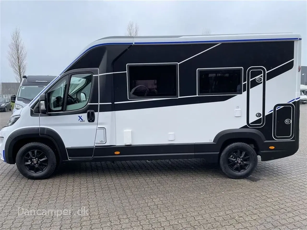 Billede 4 - 2024 - Chausson X550   Nedsat kr. 100.000,- Top moderne kvalitets-autocamper. Med stor Lounge og siddegruppe, sænkeseng,