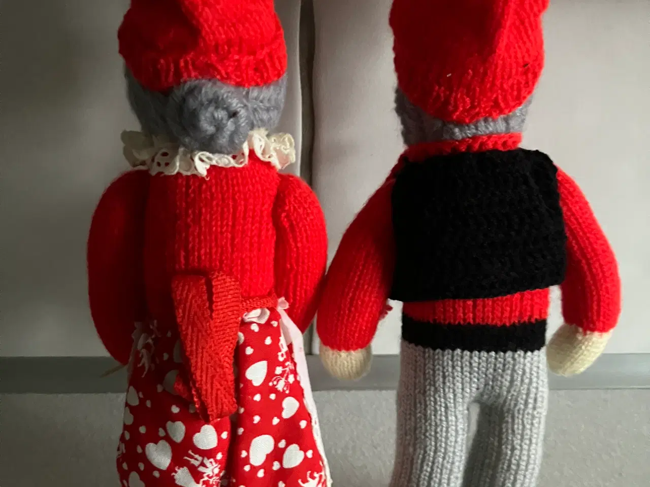 Billede 2 - Nissepar i strik med fine finesser og tilbehør.