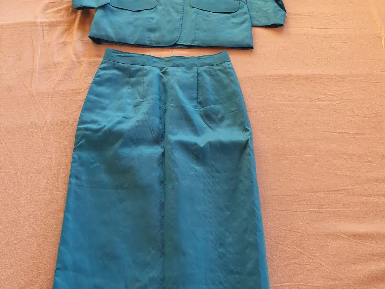 Billede 1 - Thai silkejakke med nederdel