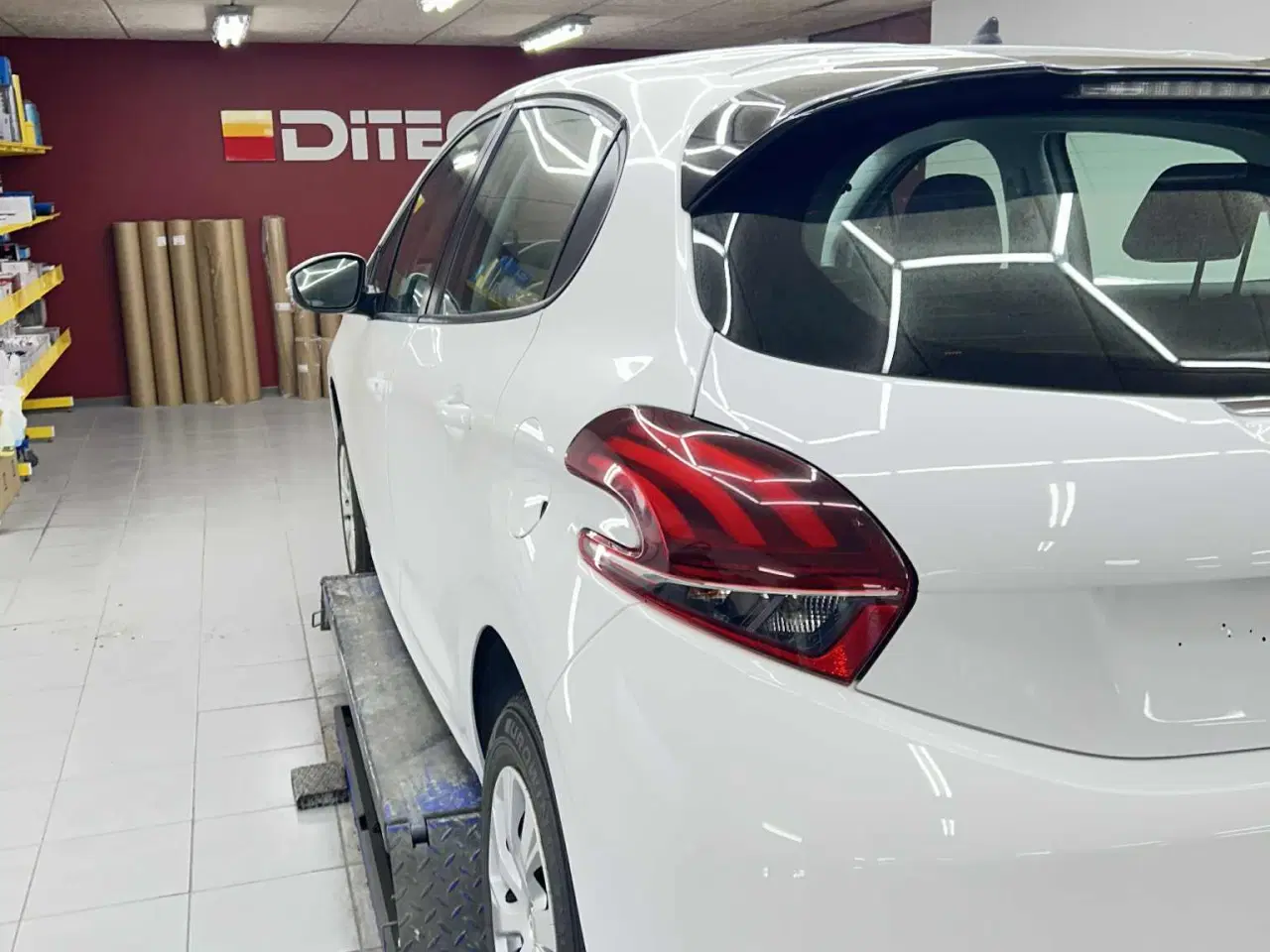 Billede 4 - Velholdt Peugeot 208 1,2 Benzin