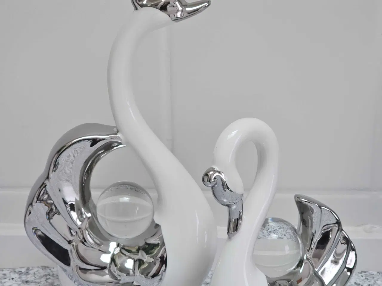 Billede 1 - 2 Flotte Hvide Svaner i Højglans