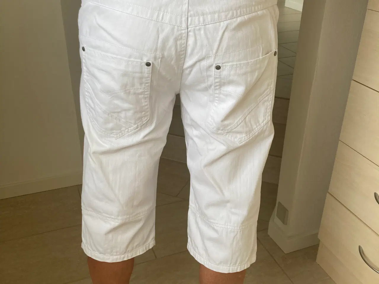 Billede 3 - Hvide denim knæshorts, livvidde 34