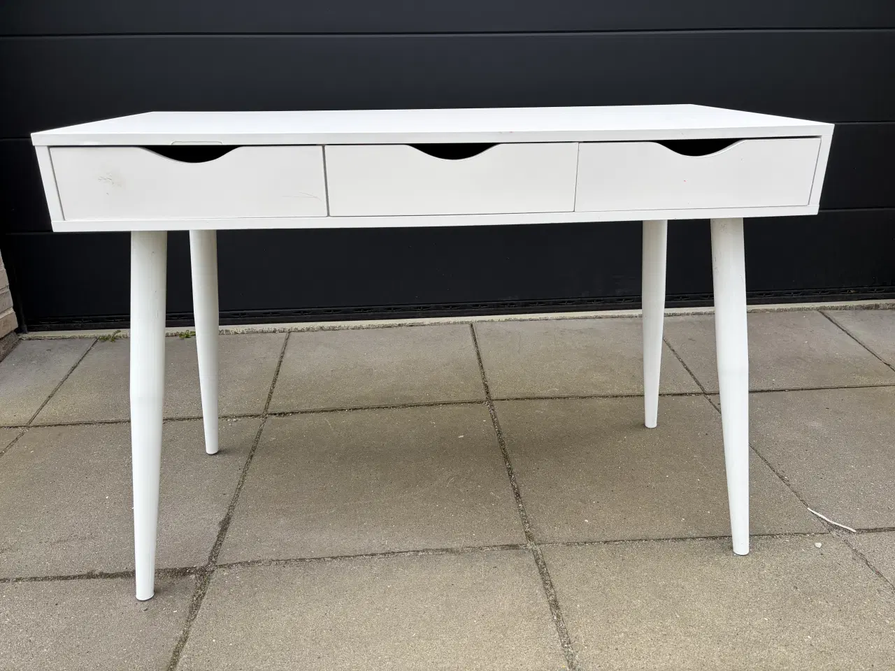 Billede 1 - Brugt skrivebord med 3 skuffer - 110 cm