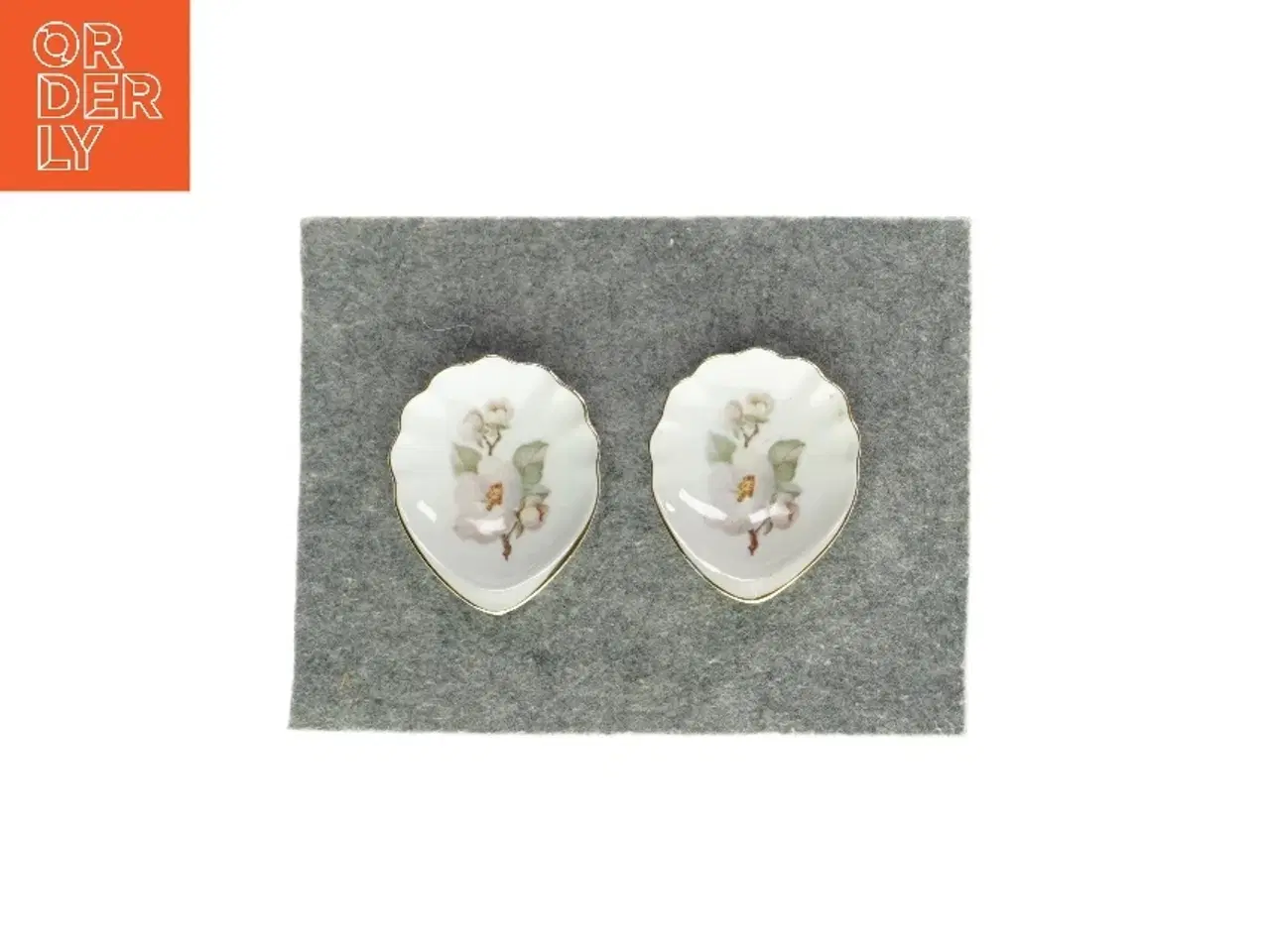 Billede 1 - Små skåle med blomstermønster (2 stk.) fra Ukendt (str. LB:10x8,5cm)