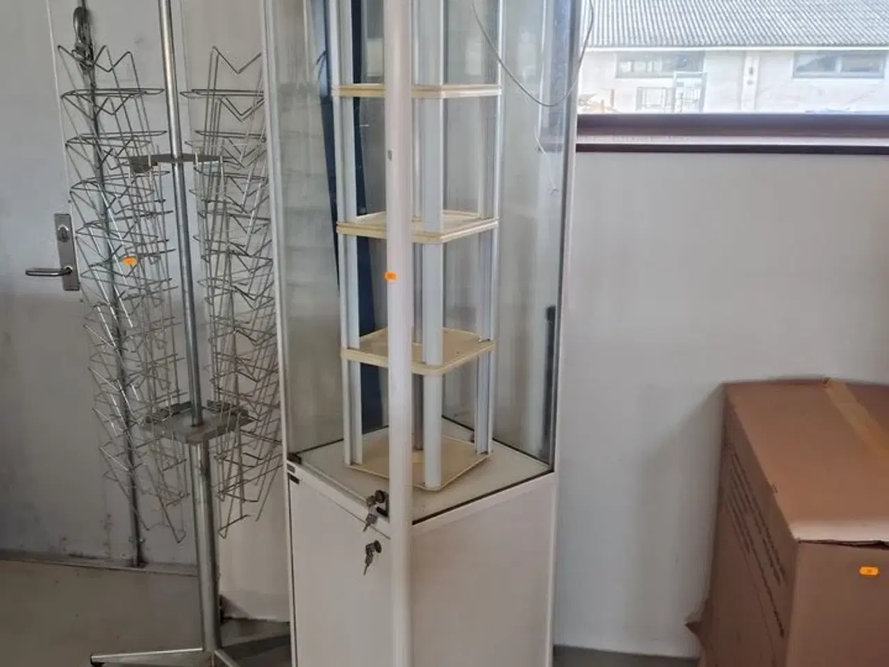 Billede 5 - Glasmontre og stativ