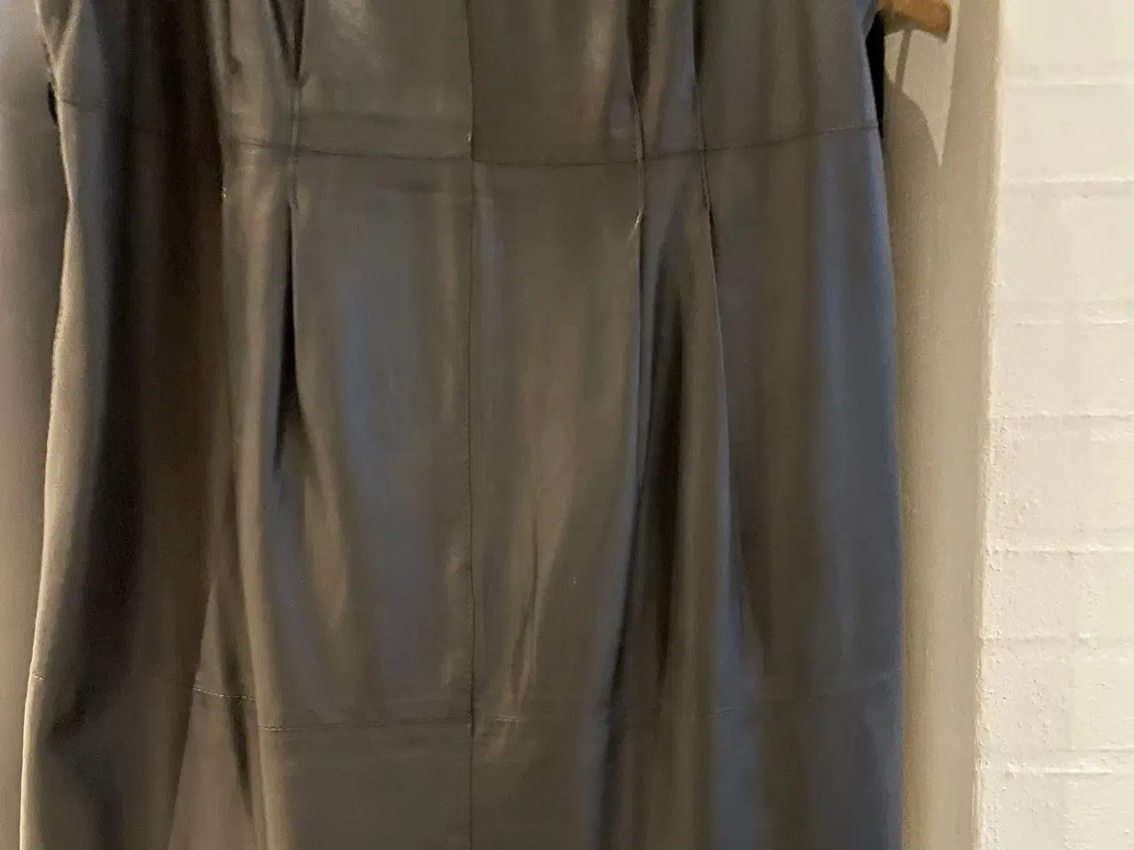 Billede 1 - Sælger sort læder kjole fra Part TWO str42