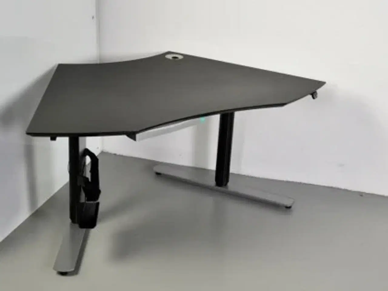 Billede 8 - Hæve-/sænkebord med sort linoleumsplade og sort og grå stel