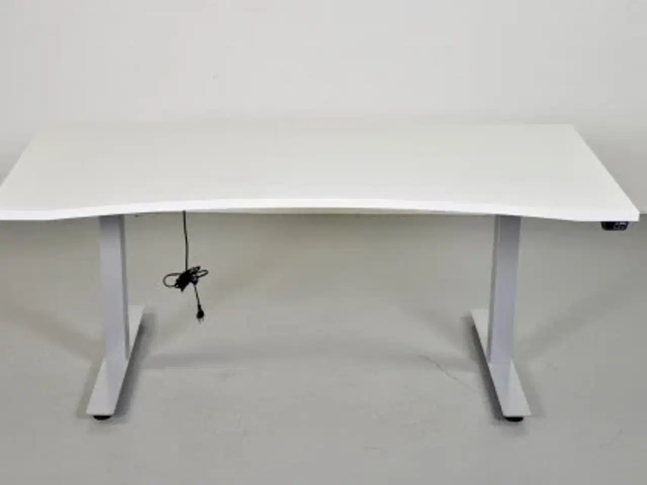 Billede 1 - Hæve-/sænkebord med hvid plade og mavebue, 160 cm.