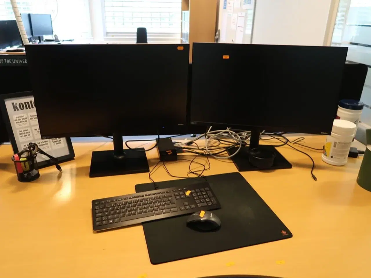 Billede 1 - 2 stk. computerskærme SAMSUNG F27T450FQR med tastatur og mus
