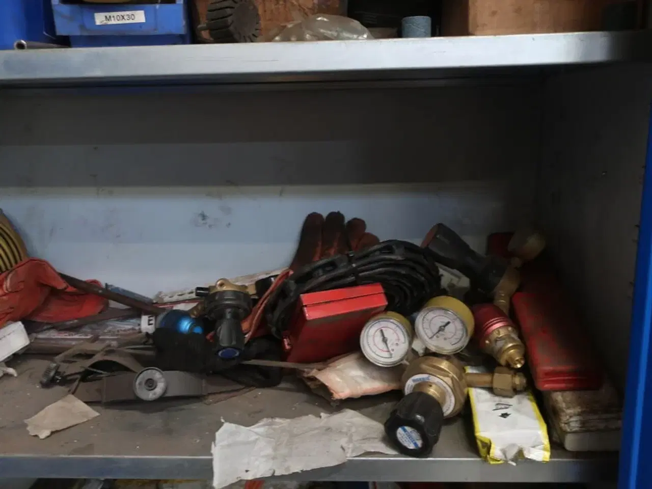 Billede 4 - Stålskab med indhold