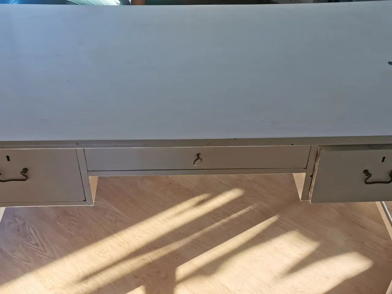 Billede 2 - Sjovt gammelt skrivebord med hylde på bagsiden