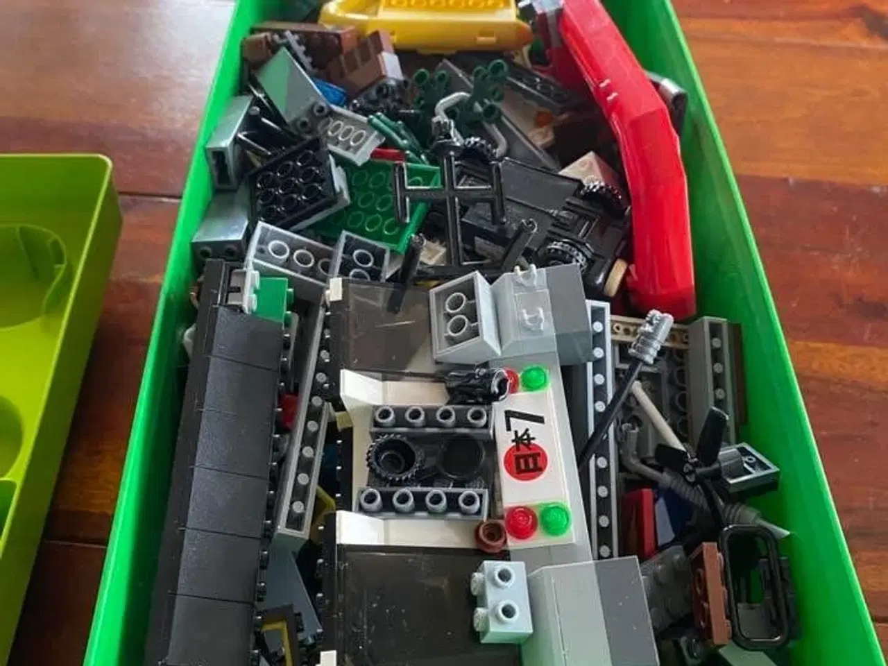 Billede 1 - Legokasse fyldt med assorteret lego