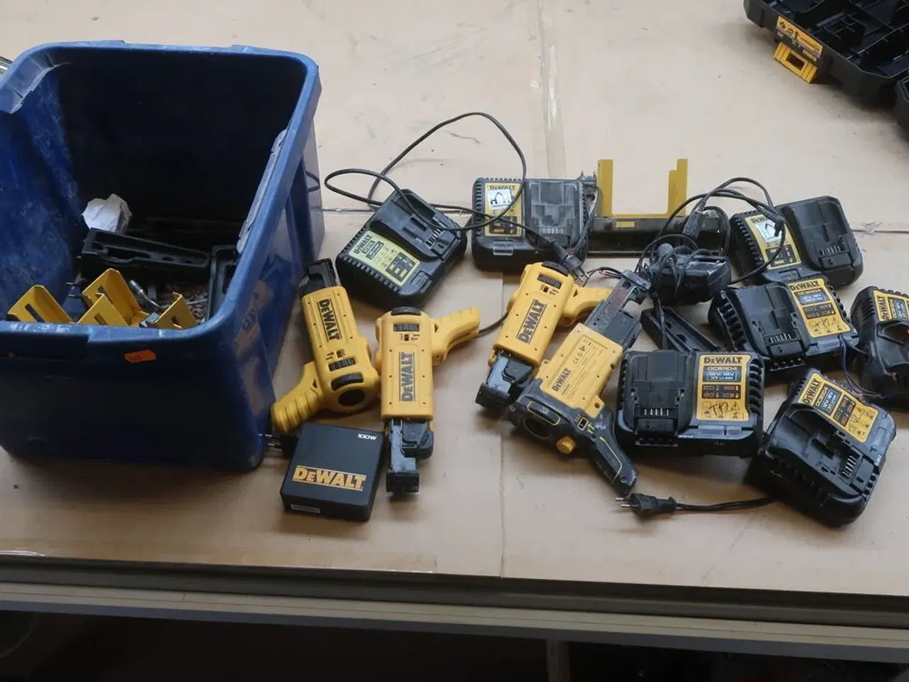 Billede 1 - Lader og tilbehør til DEWALT