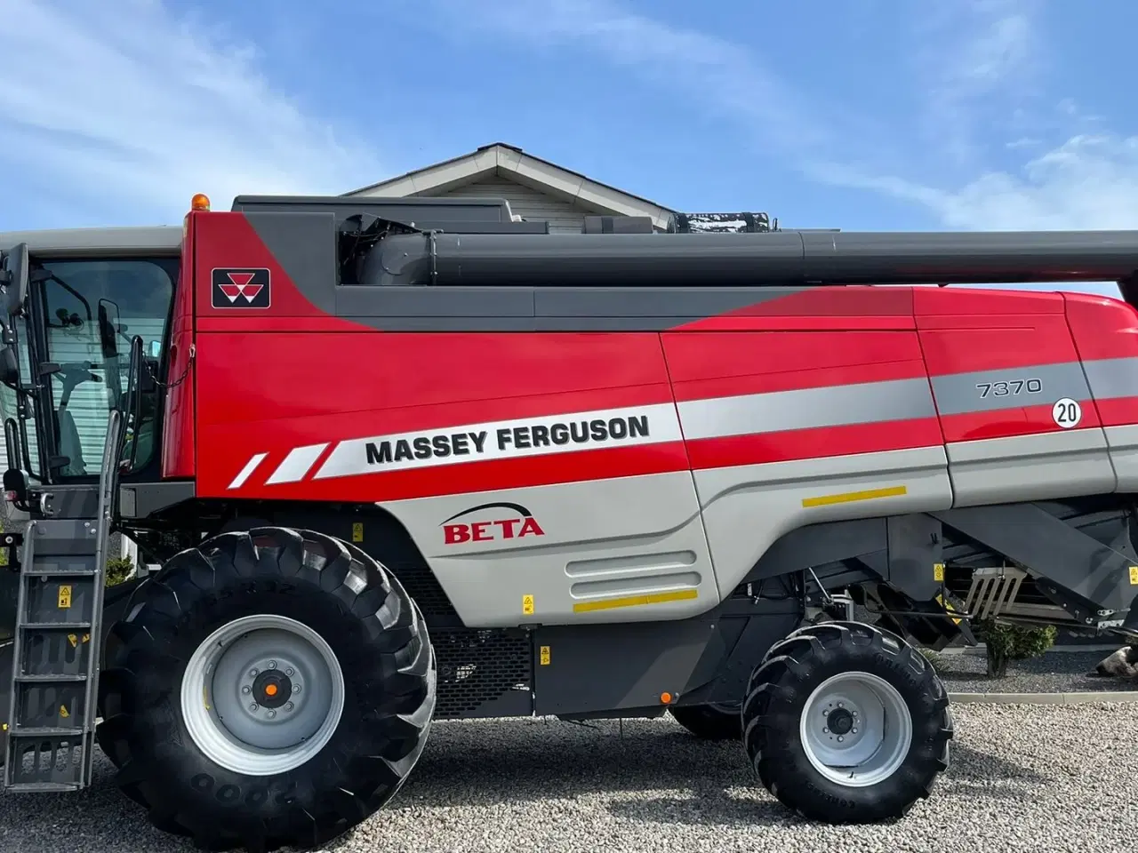 Billede 1 - Massey Ferguson 7370 BETA. Gårdmaskine med kun 1080 motortimer. Med 22fod powerflov skærebord
