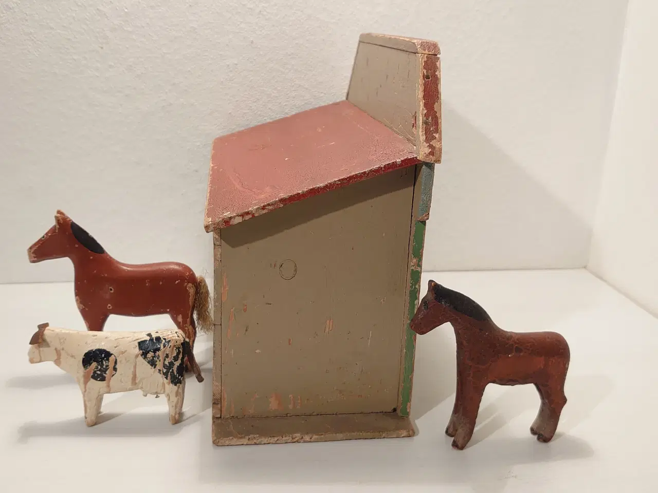 Billede 4 - Fængselslegetøj: 3 stk trædyr og stald fra ca.1933