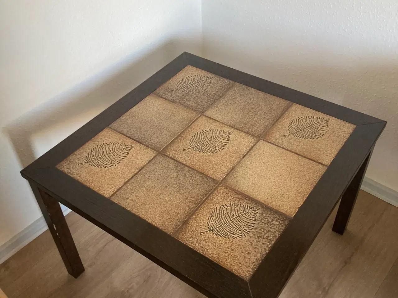 Billede 2 - Hjørnebord med kakler (senest søndag d. 19.04.26)