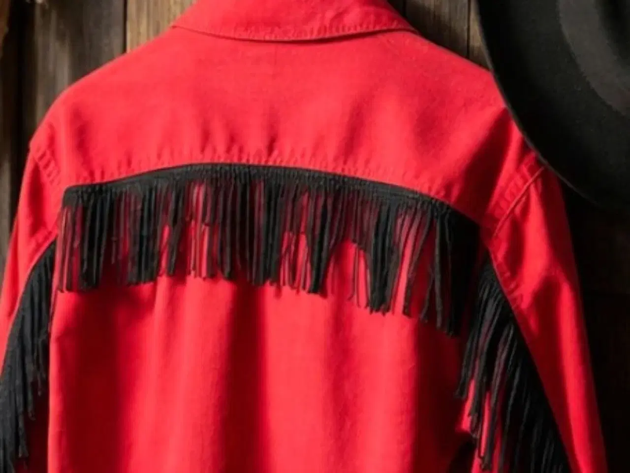 Billede 6 - Rød western-skjorte med sorte frynser på ryggen