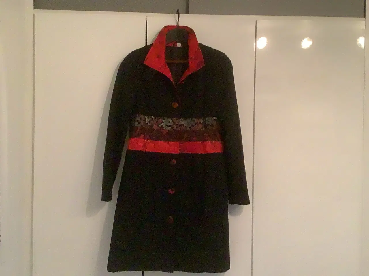 Billede 3 - Frakke sort med rødt - str s